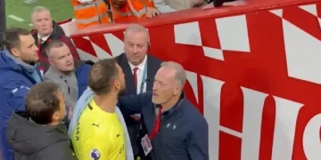 Gianluigi Donnarumma in campo con il Manchester City durante la partita contro il Liverpool ad Anfield