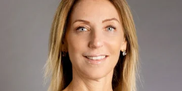 Primo piano della dottoressa Anna Fagotti sorridente su sfondo grigio