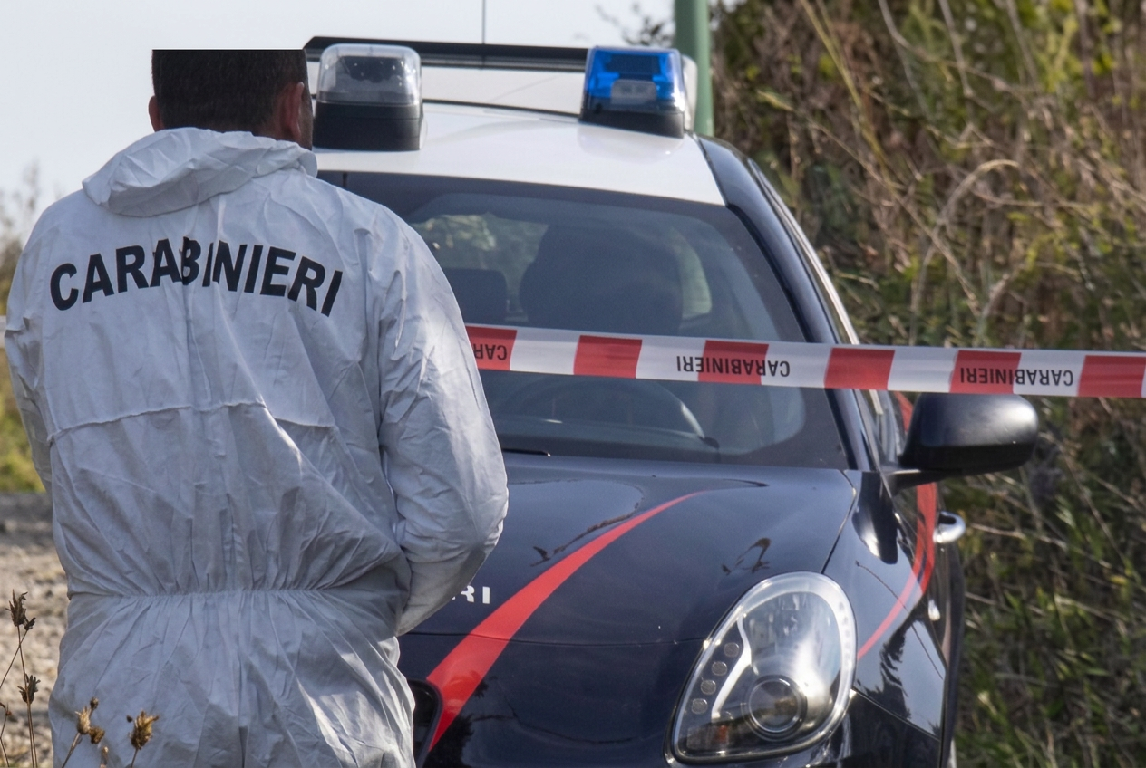 Tenta di uccidere compagna a Torino, lei scappa dai vicini con la bimba e si salva. Lui poi si suicida