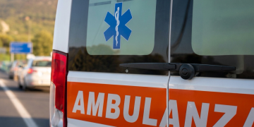 Ambulanza ferma sulla strada con simbolo di emergenza ben visibile. Vieste, padre e figlio cadono da un terrazzo durante una festa di nozze