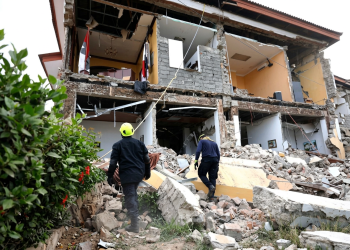 Soccorritori ispezionano un edificio crollato dopo il terremoto a Panama