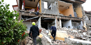 Soccorritori ispezionano un edificio crollato dopo il terremoto a Panama