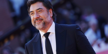 Javier Bardem in abito scuro sorride durante un evento pubblico. Il premio alla Carriera a Javier Bardem alla Festa del cinema di Roma