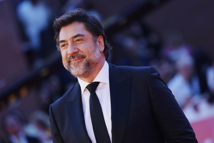 Javier Bardem in abito scuro sorride durante un evento pubblico. Il premio alla Carriera a Javier Bardem alla Festa del cinema di Roma