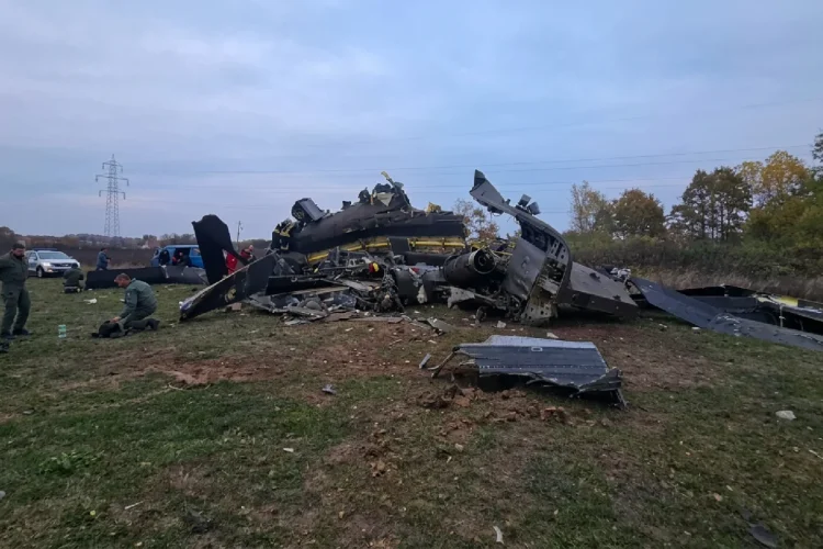 Militari e soccorritori esaminano i rottami di un elicottero distrutto