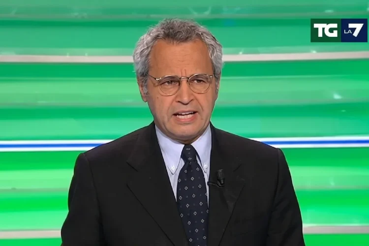 Enrico Mentana nello studio del Tg La7