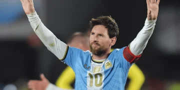 Lionel Messi in campo con la maglia numero dieci dell'Argentina saluta i tifosi.