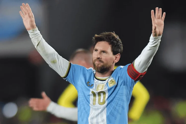 Lionel Messi in campo con la maglia numero dieci dell'Argentina saluta i tifosi.