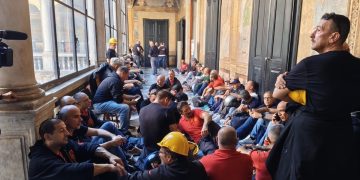 Genova: operai dell'ex Ilva occupano la prefettura con caschi gialli. Genova, i lavoratori dell'ex Ilva presidiano l'interno della Prefettura