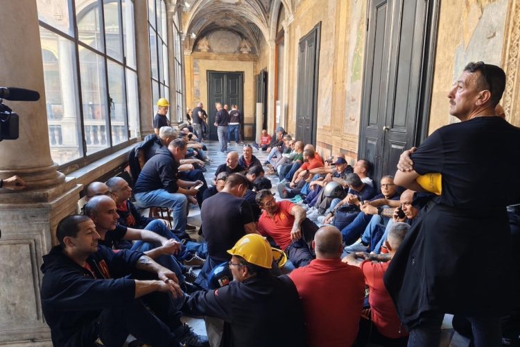 Genova: operai dell'ex Ilva occupano la prefettura con caschi gialli. Genova, i lavoratori dell'ex Ilva presidiano l'interno della Prefettura