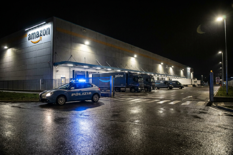 Roma, un magazziniere di 25 anni muore durante il turno di notte ad Amazon