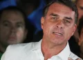 Il politico Flávio Bolsonaro parla indossando una camicia bianca