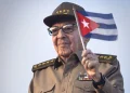 Raúl Castro, ex leader cubano, tiene in mano una piccola bandiera di Cuba