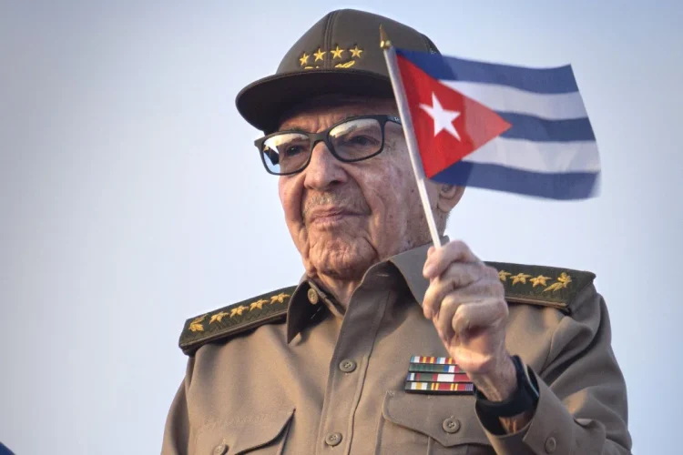 Raúl Castro, ex leader cubano, tiene in mano una piccola bandiera di Cuba