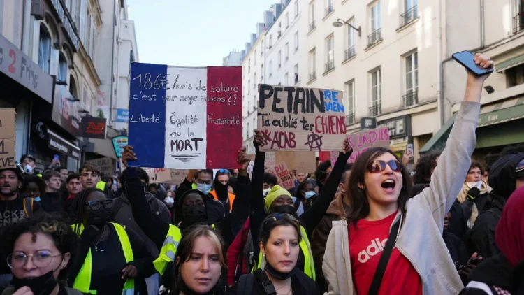 Francia, i Gilet gialli sfidano il coprifuoco. Il legale: "Non fermerà le proteste" | @FrancoScarsell2
