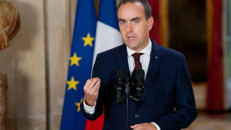 Francia, Lecornu agli studenti: “La rabbia non nasce dal nulla”. Indagine sulla polizia a Dunkerque