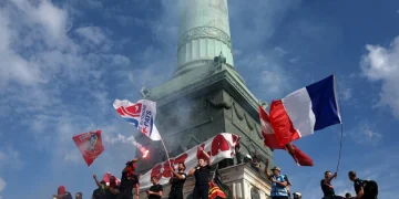 In Francia 161.500 persone sfilano per chiedere fondi alle scuole