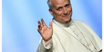 Papa Leone XIV sorride e saluta indossando abiti papali bianchi