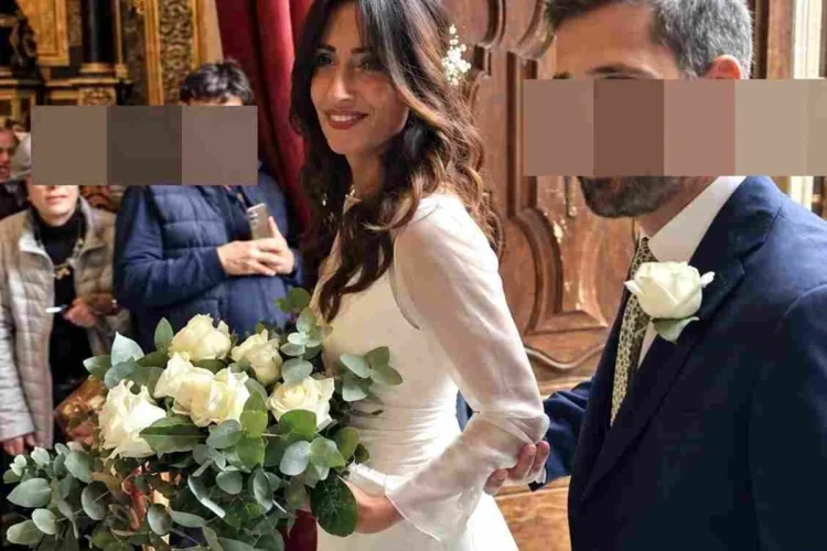 Giorgia Cardinaletti si appresta ad entrare in Chiesa il giorno delle nozze