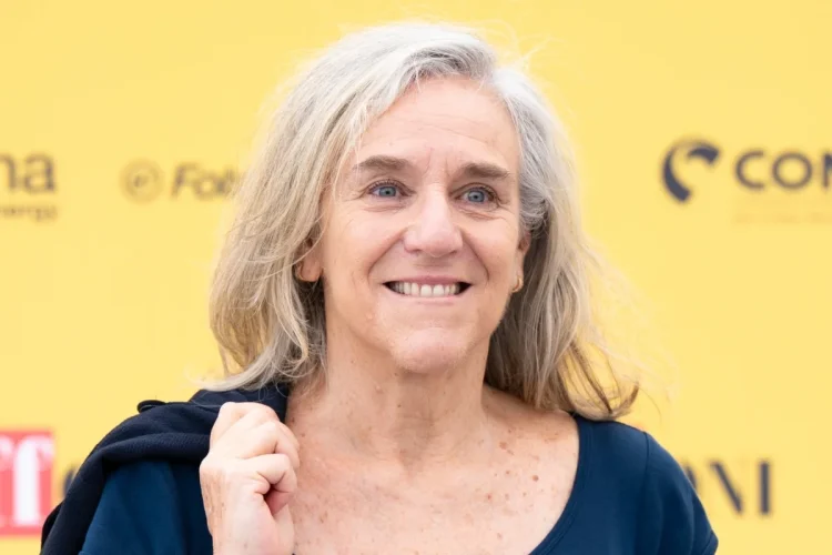 Giovanna Botteri sorride in primo piano davanti a sfondo giallo