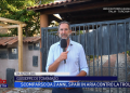 Giuseppe Di Tommaso parla al microfono davanti un cancello di ferro. Catanzaro, colpi d'arma da fuoco in aria: insultata e minacciata la troupe de La Vita in Diretta