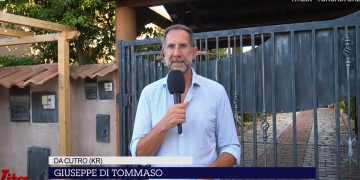 Giuseppe Di Tommaso parla al microfono davanti un cancello di ferro. Catanzaro, colpi d'arma da fuoco in aria: insultata e minacciata la troupe de La Vita in Diretta
