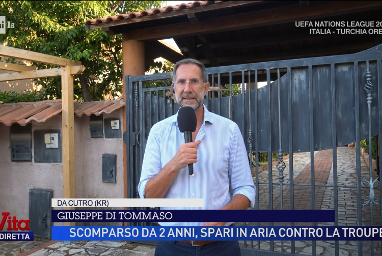 Giuseppe Di Tommaso parla al microfono davanti un cancello di ferro. Catanzaro, colpi d'arma da fuoco in aria: insultata e minacciata la troupe de La Vita in Diretta
