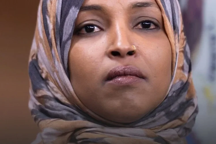Primo piano di Ilhan Omar, deputata democratica, con hijab fantasia.