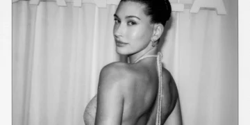 Primo piano di Hailey Bieber in bianco e nero