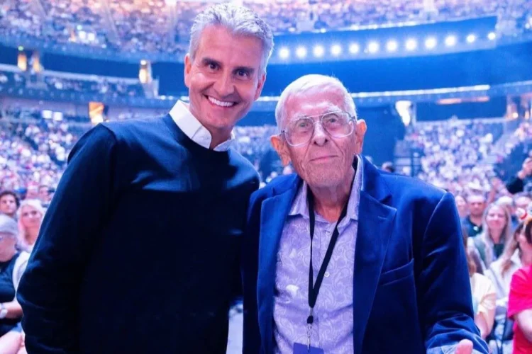 Il CEO Disney Josh D'Amaro festeggia il novantacinquesimo compleanno della leggenda Disney Bob Gurr.