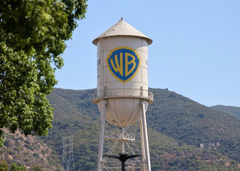 Torre dell'acqua iconica con logo Warner Bros. agli studios di Burbank. Paramount rileva Warner Bros. Discovery: nasce il colosso Skydance