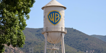 Torre dell'acqua iconica con logo Warner Bros. agli studios di Burbank. Paramount rileva Warner Bros. Discovery: nasce il colosso Skydance