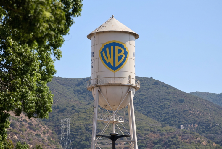 Torre dell'acqua iconica con logo Warner Bros. agli studios di Burbank. Paramount rileva Warner Bros. Discovery: nasce il colosso Skydance