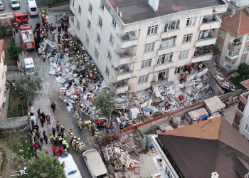 Vigili del fuoco e soccorritori operano tra le macerie di un edificio crollato a Maltepe. Istanbul, crolla parzialmente un palazzo: almeno una persona morta. I soccorritori al lavoro
