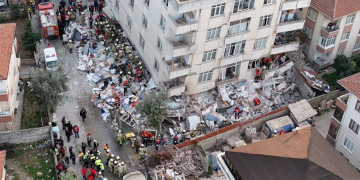 Vigili del fuoco e soccorritori operano tra le macerie di un edificio crollato a Maltepe. Istanbul, crolla parzialmente un palazzo: almeno una persona morta. I soccorritori al lavoro