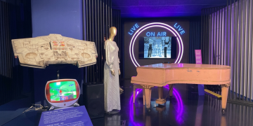 Il Museo Della Radio E Della Tv Di Torino È Stato Rinnovato E Reso Più Accessibile. Il Museo Rai di Torino riceve da Renzo Arbore la radio che inaugurò la sua raccolta