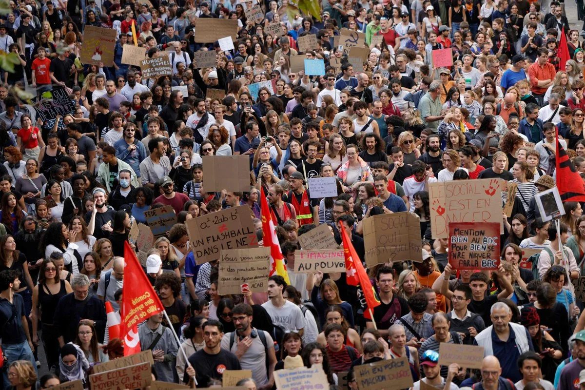 Francia, scontri e lacrimogeni contro gli studenti in protesta nelle piazze: giovedì nuova mobilitazione