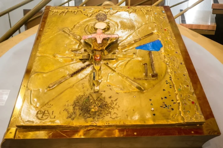 Francia, i ladri sottraggono la copertina di Salvador Dalí per L'Apocalypse
