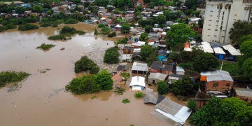 La piena del Paraná lascia oltre 2.000 persone sfollate ad Ayolas