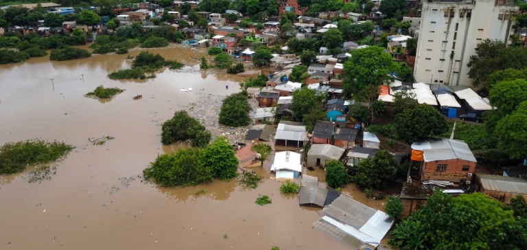 La piena del Paraná lascia oltre 2.000 persone sfollate ad Ayolas
