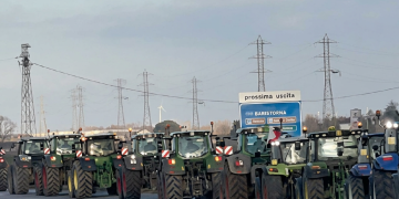 Fila di trattori fermi sulla strada durante protesta agricola italiana