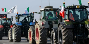 Blocco tir, Sud a secco: carburante esaurito, bus a rischio tagli e scorte alimentari al lumicino. Vertice con Salvini anticipato