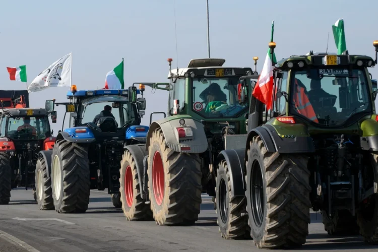 Blocco tir, Sud a secco: carburante esaurito, bus a rischio tagli e scorte alimentari al lumicino. Vertice con Salvini anticipato