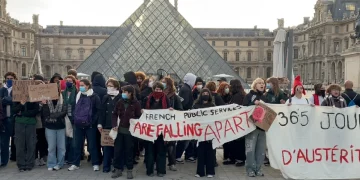 Parigi, studenti in protesta davanti al Louvre: bloccato l’ingresso del museo
