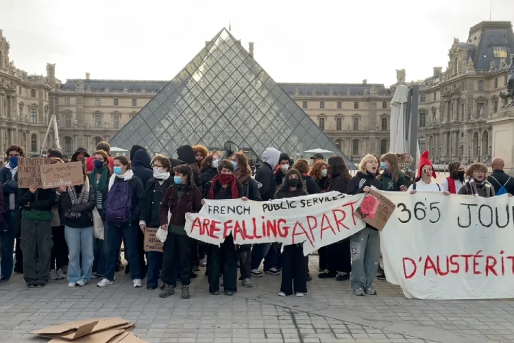 Parigi, studenti in protesta davanti al Louvre: bloccato l’ingresso del museo