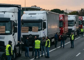 Protesta camionisti, caos sulla A1 e sulla A30: code e scaffali vuoti, Sicilia divisa sul fermo