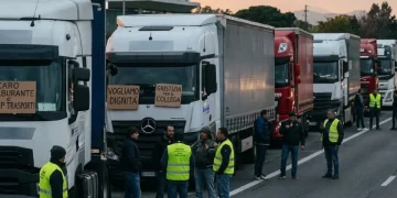 Protesta camionisti, caos sulla A1 e sulla A30: code e scaffali vuoti, Sicilia divisa sul fermo