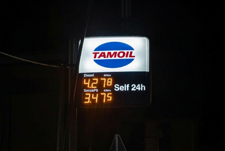Cartellone luminoso Tamoil con prezzi elevati di benzina e diesel