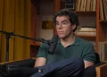 Adam Mosseri parla davanti a un microfono durante un podcast