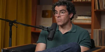 Adam Mosseri parla davanti a un microfono durante un podcast